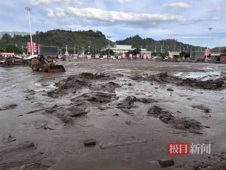 实探贵州榕江洪灾:大水退去村超球场正清淤,球迷称没比赛看像失恋