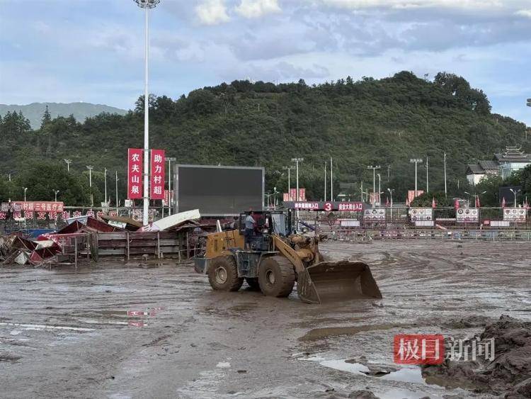 实探贵州榕江洪灾:大水退去村超球场正清淤,球迷称没比赛看像失恋
