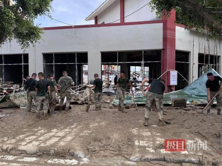 实探贵州榕江洪灾:大水退去村超球场正清淤,球迷称没比赛看像失恋