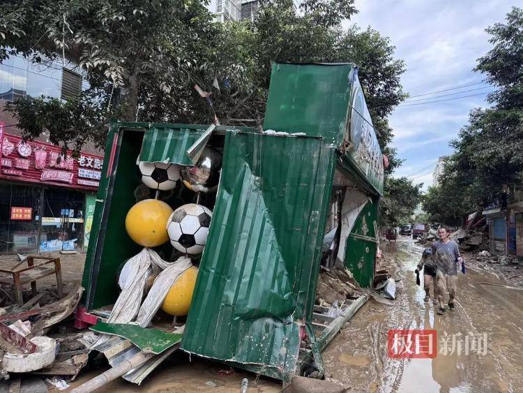 实探贵州榕江洪灾:大水退去村超球场正清淤,球迷称没比赛看像失恋