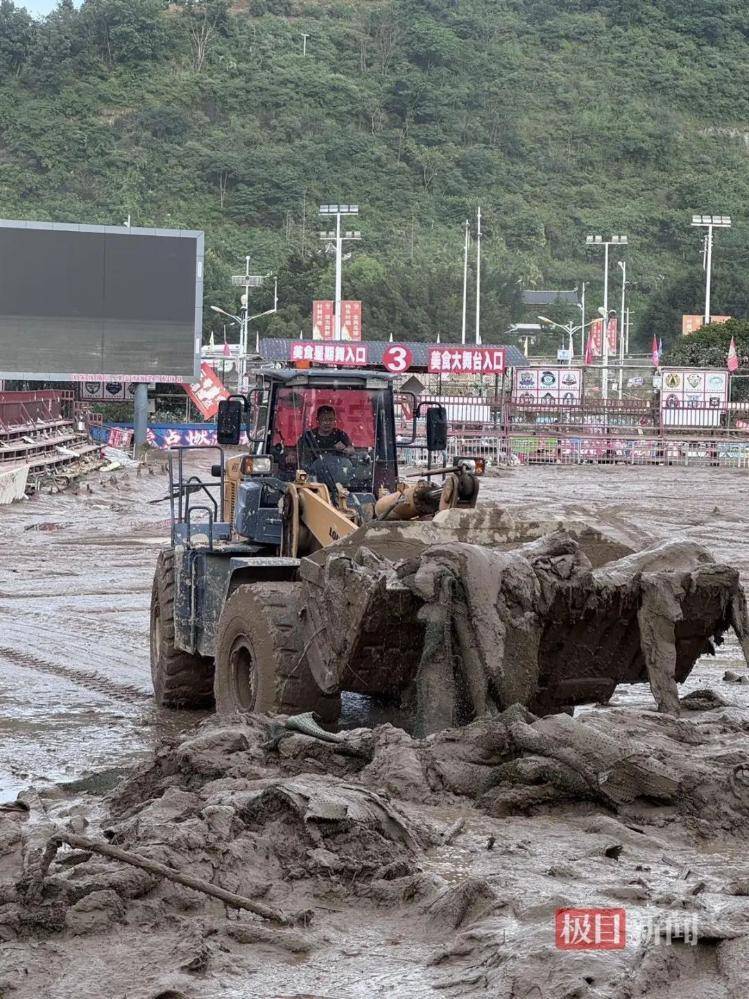 实探贵州榕江洪灾:大水退去村超球场正清淤,球迷称没比赛看像失恋