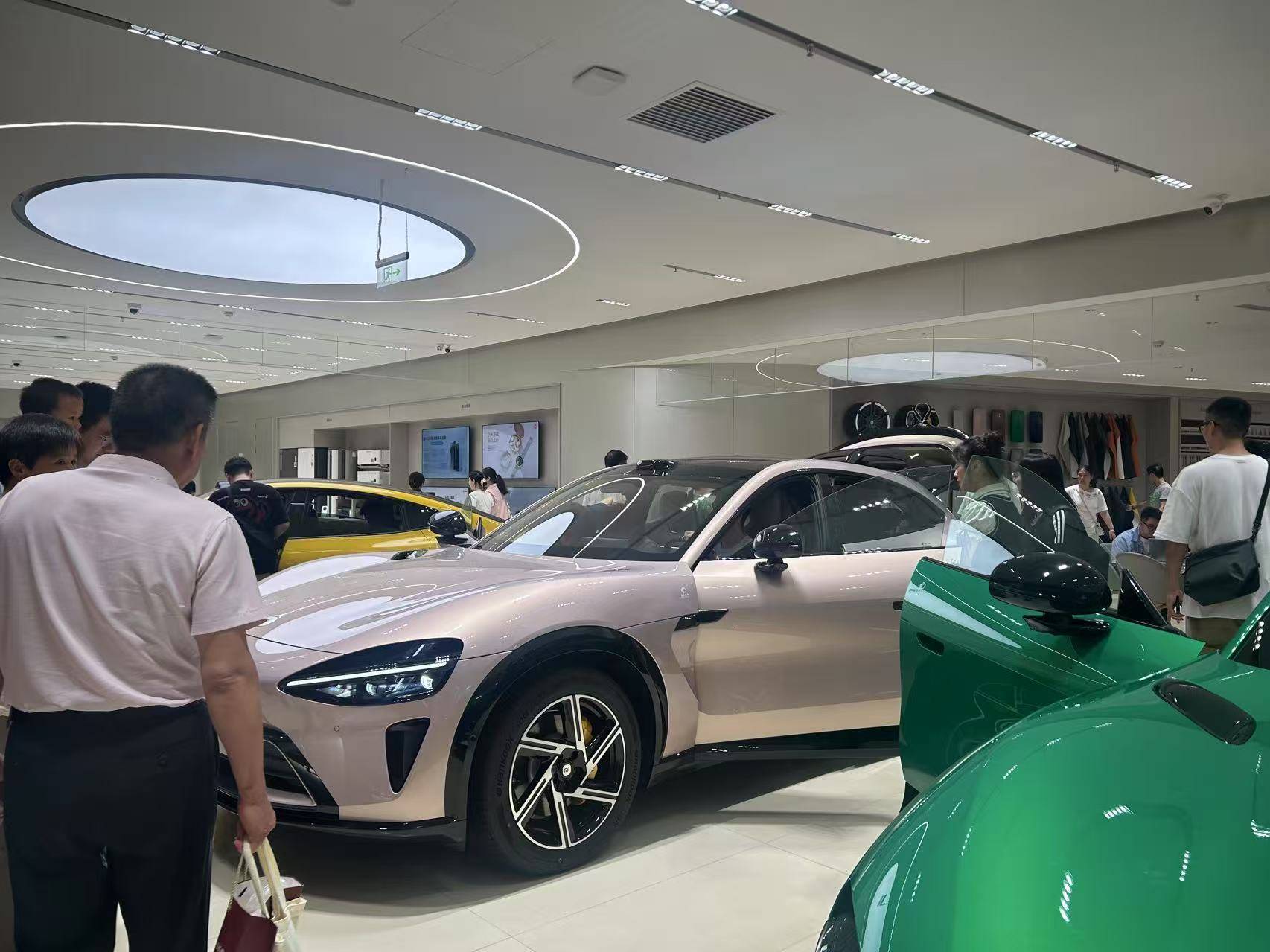 小米YU7上市72小时:“锁单+1”刷屏工作群,提车时间最长超一年,雷军直面“产能挑战”?