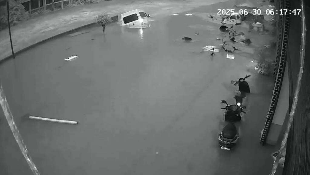 云南彝良县遭遇强降雨:有车辆被冲入河道,暂未接到伤亡报告