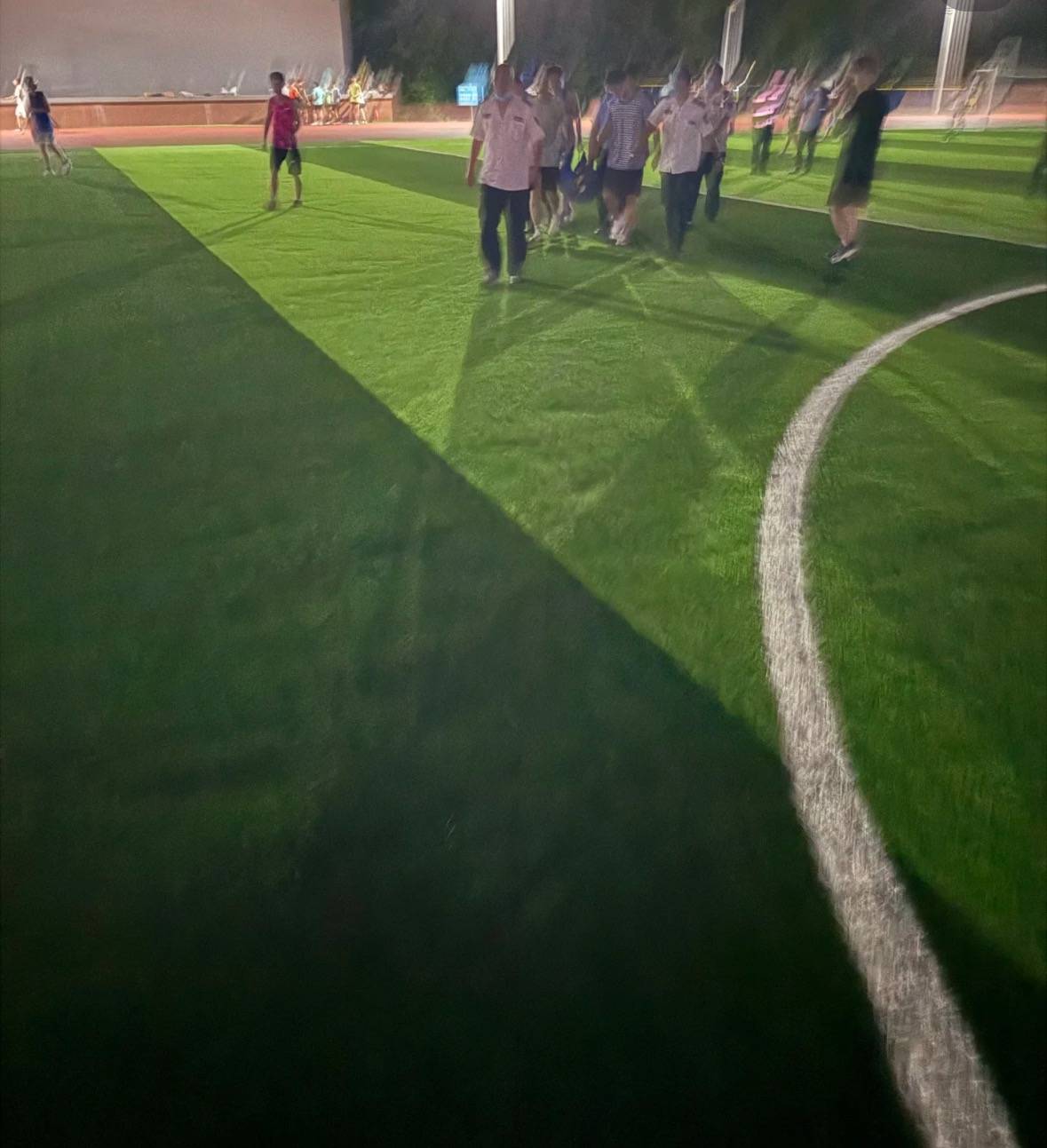 上海一高校学生与校外人士起冲突晕倒后又被脚踹肘击？校保卫处：正在处理