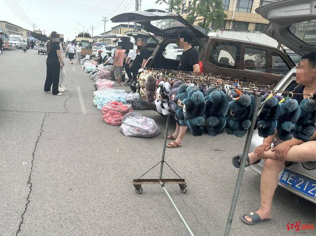 实探衡水盗版LABUBU大集:像卖菜一样摆摊卖,商家称如今订单变少生意难做