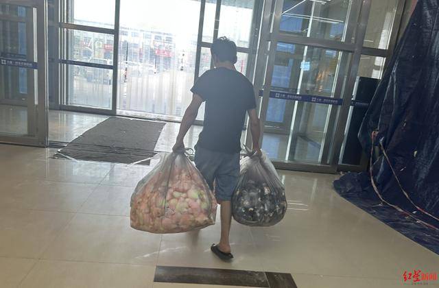 实探衡水盗版LABUBU大集:像卖菜一样摆摊卖,商家称如今订单变少生意难做