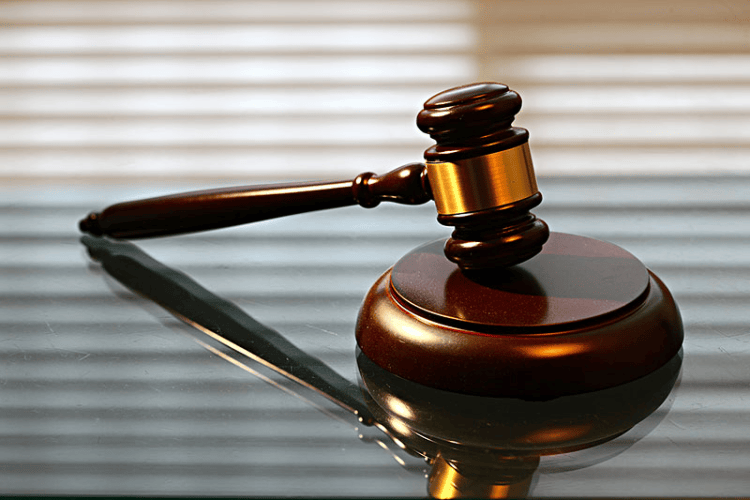 上海一公司总监离职次日钻漏洞订11张“出差”机票!被判刑