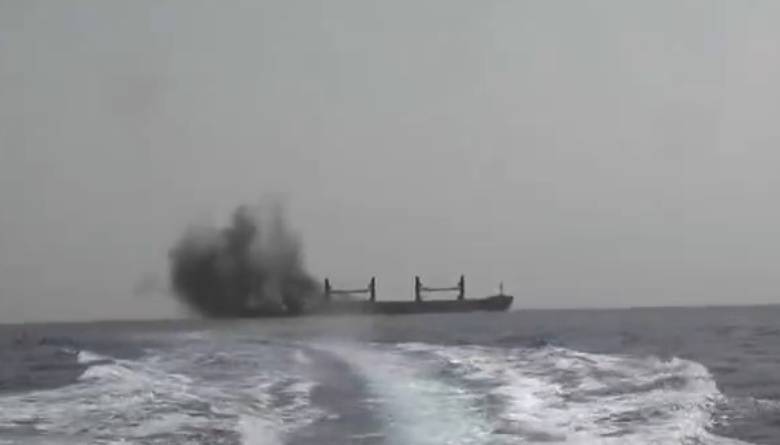 最新！胡塞武装称使用一艘无人快艇和六枚导弹，击沉一艘赴以色列船只！视频公布