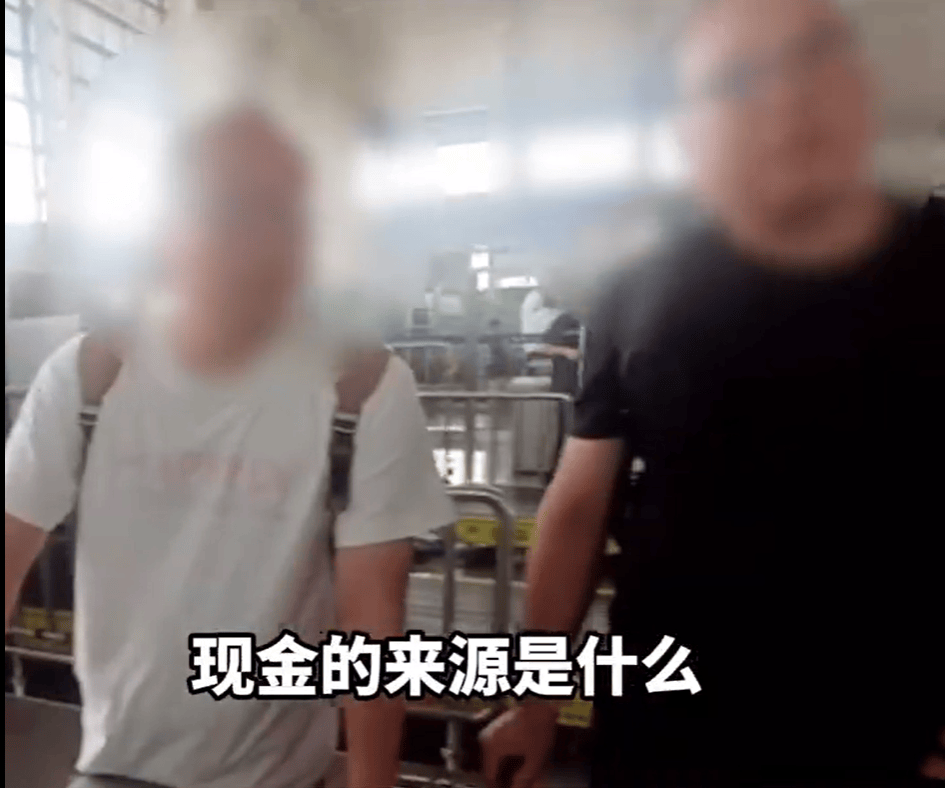 2名男子拖着大型行李箱过安检，被发现装有400万元现金，结局令人舒适