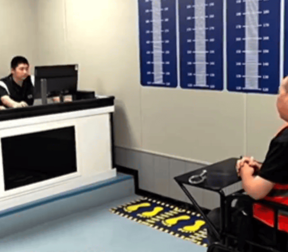 2名男子拖着大型行李箱过安检，被发现装有400万元现金，结局令人舒适