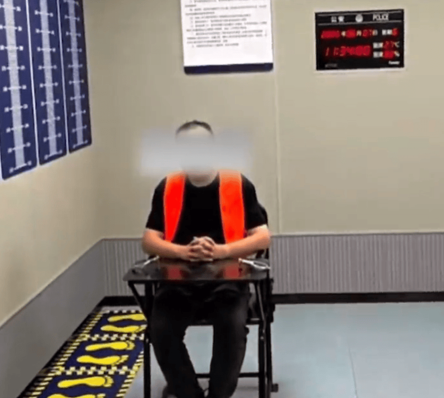 2名男子拖着大型行李箱过安检，被发现装有400万元现金，结局令人舒适