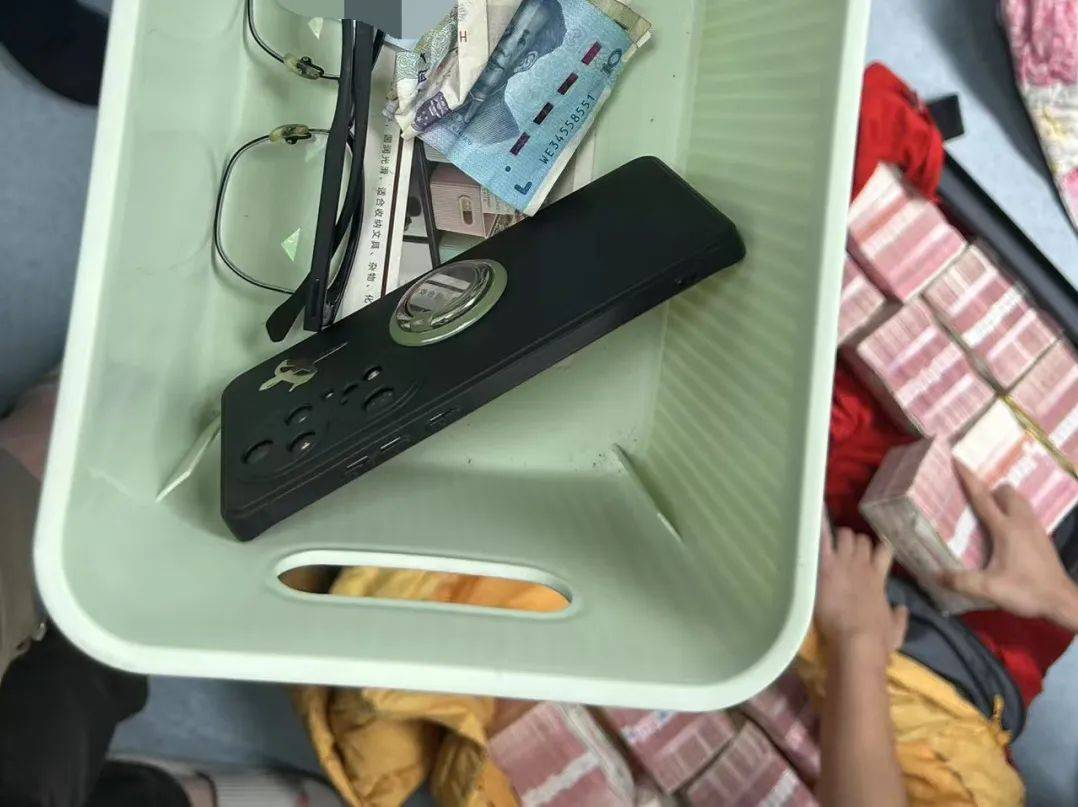 动车乘客拖“巨型行李箱”，准备运400万现金！钱的主人是“失信人员”