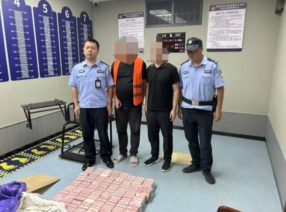 动车乘客拖“巨型行李箱”，准备运400万现金！钱的主人是“失信人员”