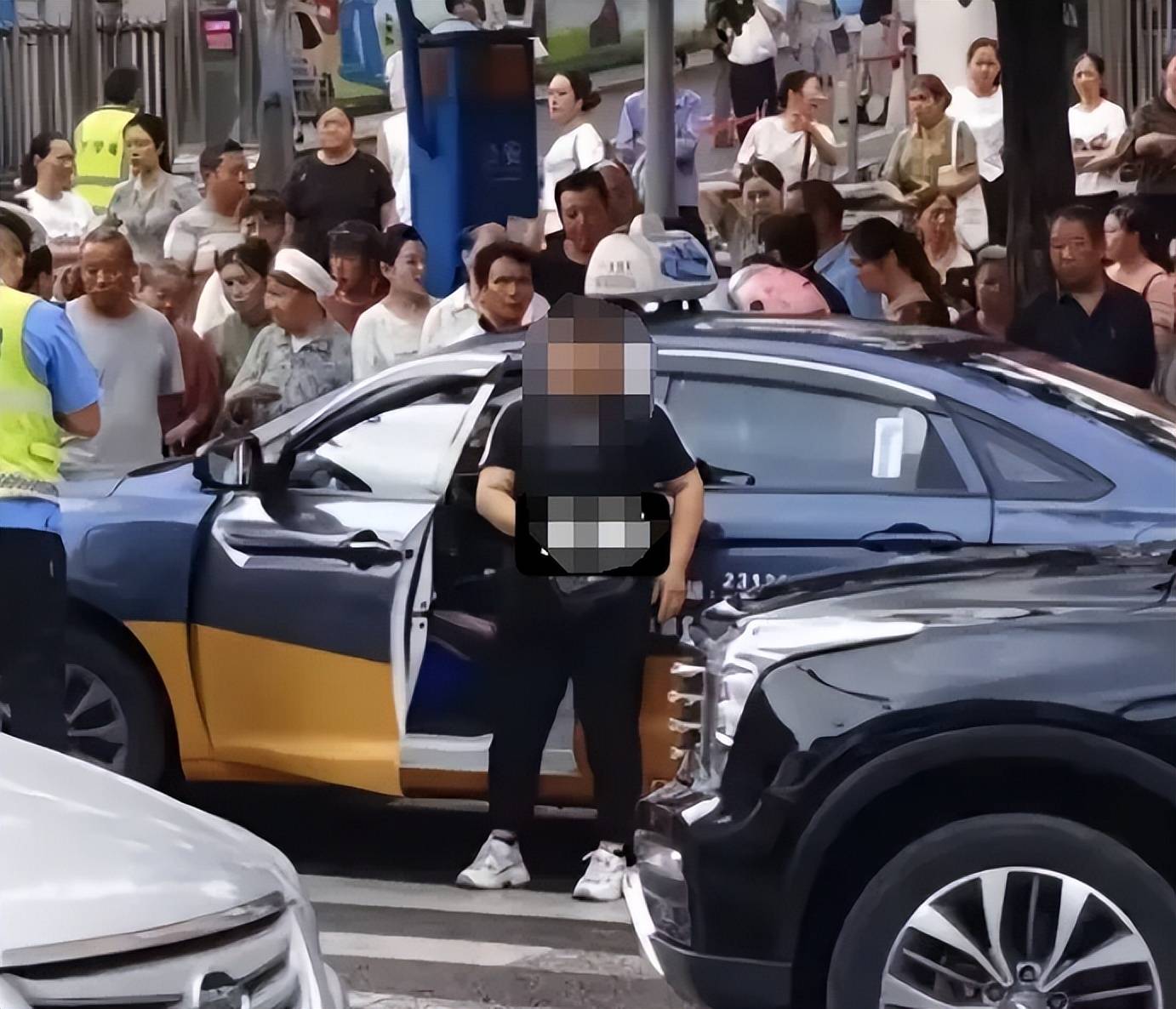 警方通报“贵州8岁女童过斑马线被出租车撞倒身亡”：46岁女子被刑拘，不存在二次碾压