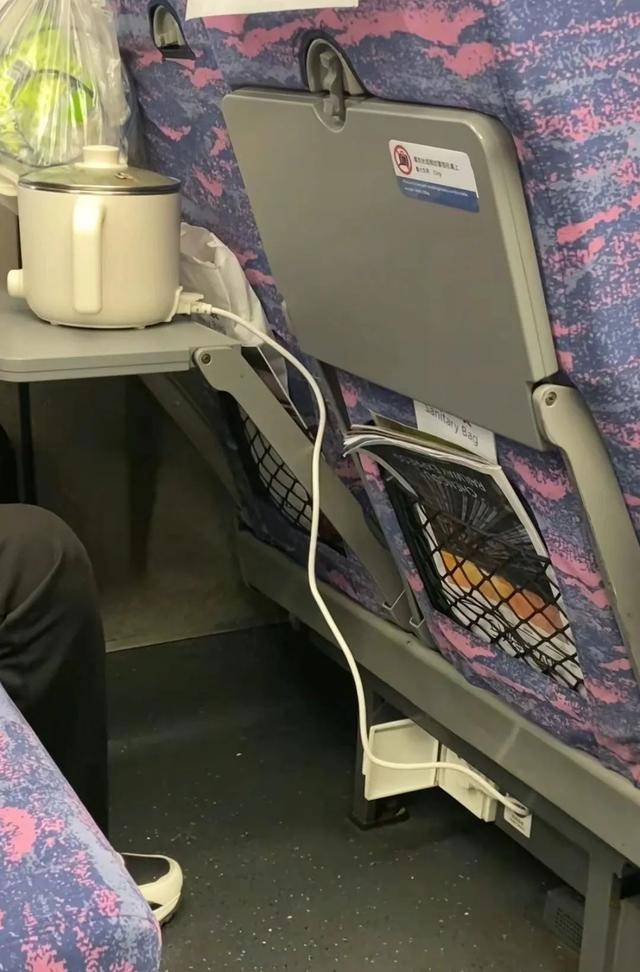 乘客在高铁上使用小型电煮锅？12306回应：可以带但不能使用