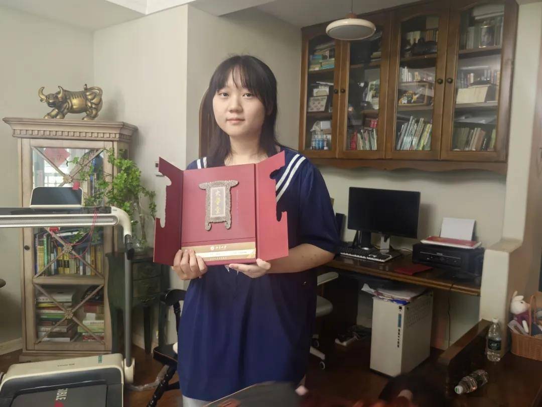 湖北第一个！胡宇秋（女，武汉学生）收到北大录取通知书