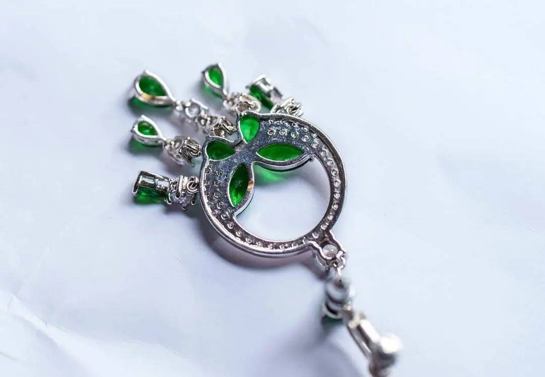 黄杨钿甜父母回应网络争议：“天价耳环”实际100多元，别墅不是自家的，只是路过拍照