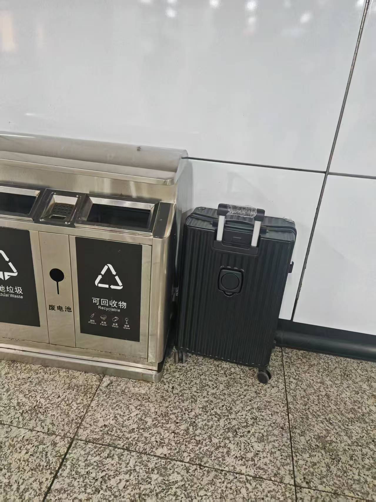 “一年设计白干了！”设计专业大学生乘高铁行李箱丢失，行李架处无监控，多方回应