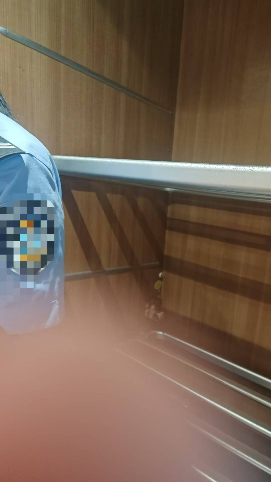 “一年设计白干了！”设计专业大学生乘高铁行李箱丢失，行李架处无监控，多方回应