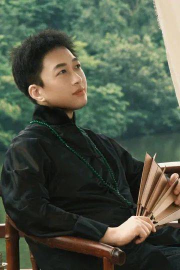 15岁女孩七七1分钟视频报价1万，因神似张柏芝走红，七七妈妈曾称以学业为由拒绝于正邀约