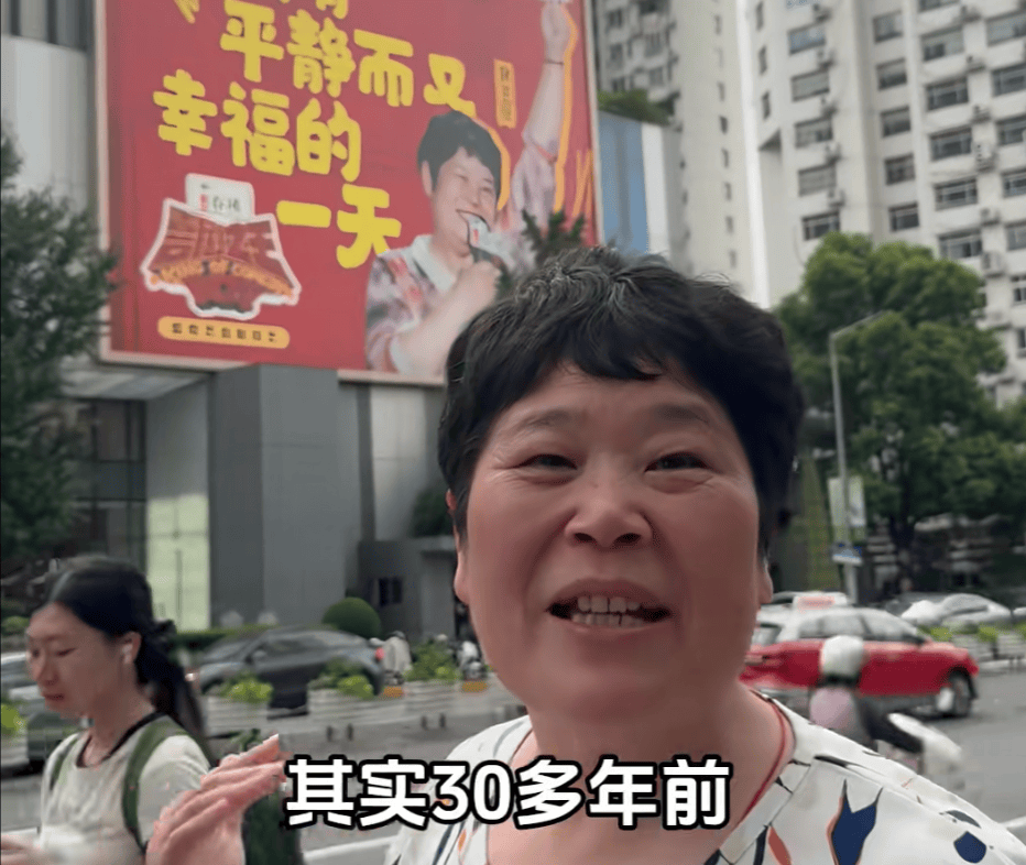 “绝经和出道同时来？”上海街头惊现她的巨幅海报！网友：笑着笑着就哭了