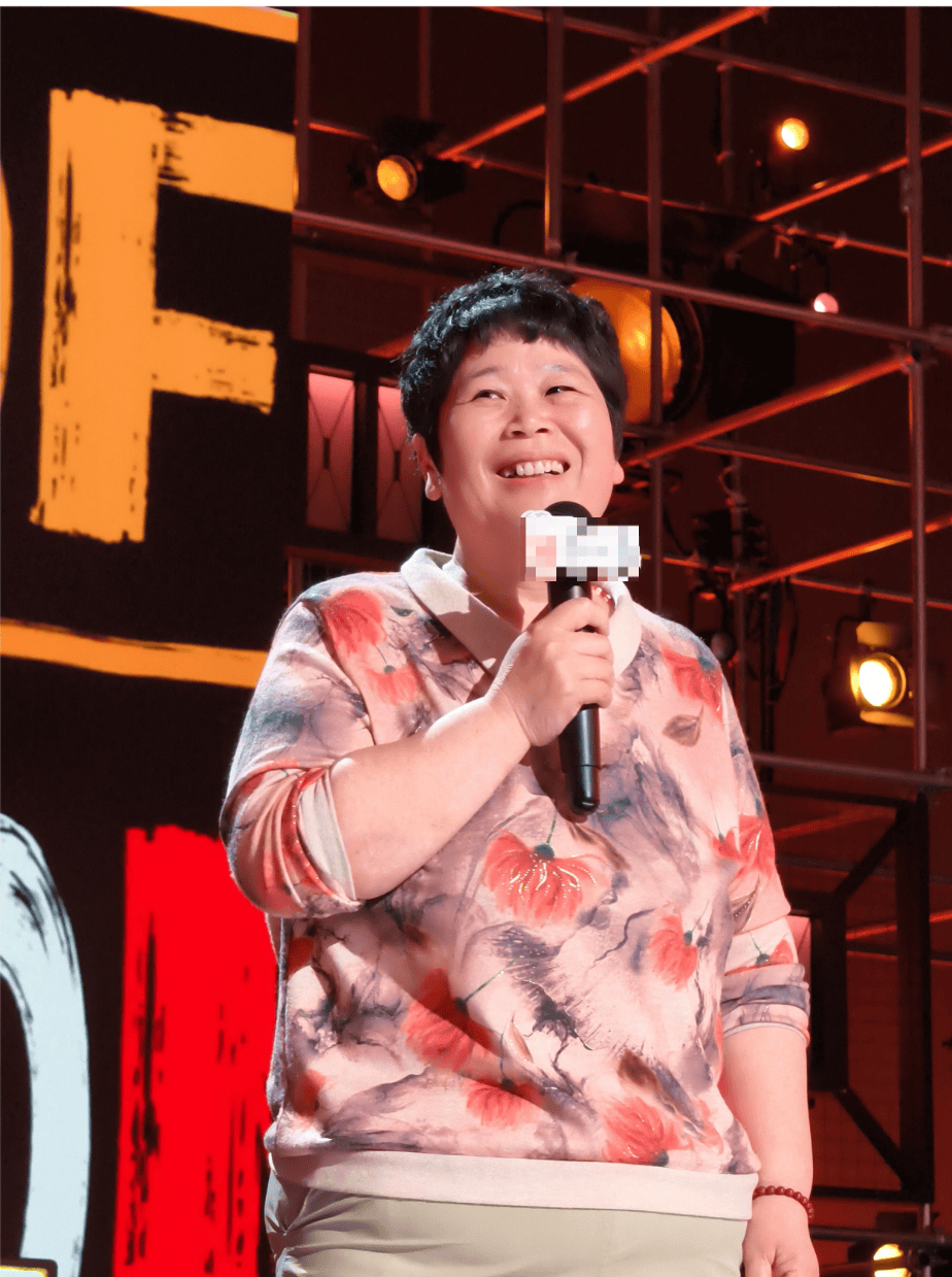 “绝经和出道同时来？”上海街头惊现她的巨幅海报！网友：笑着笑着就哭了