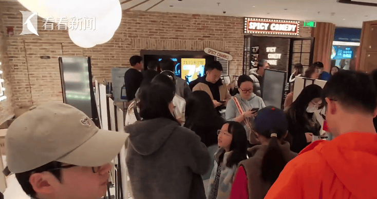 “绝经和出道同时来？”上海街头惊现她的巨幅海报！网友：笑着笑着就哭了