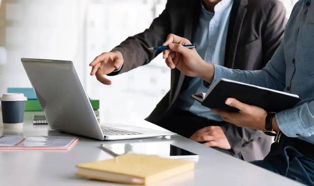 某机关新入职干部出于炫耀心理，将秘密级文件拍照发朋友圈造成泄密，被给予党纪政务处分