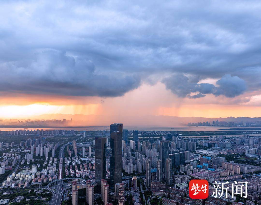 震撼！南京上演 “天漏成纱雨带穿江” 奇观