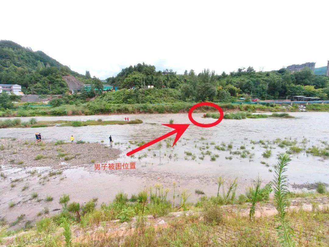 河水暴涨！男子钓鱼被困河中央，消防横渡救人