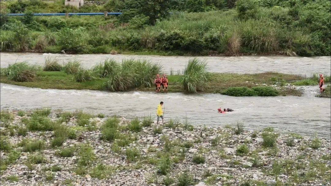 河水暴涨！男子钓鱼被困河中央，消防横渡救人