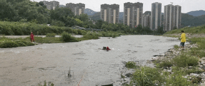 河水暴涨！男子钓鱼被困河中央，消防横渡救人