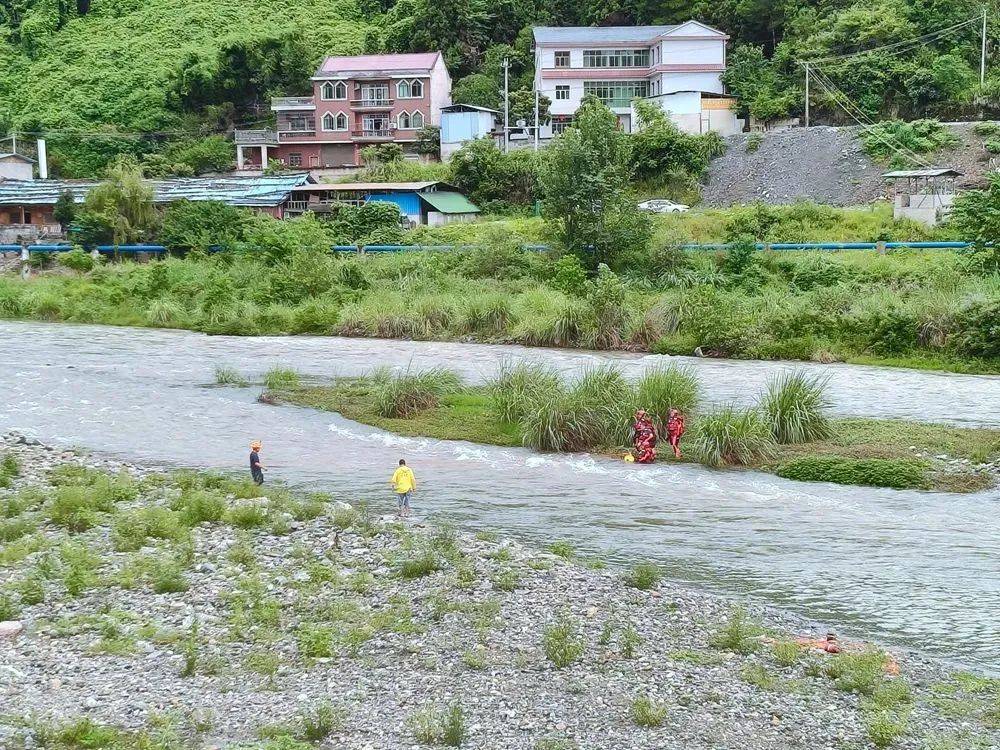 河水暴涨！男子钓鱼被困河中央，消防横渡救人