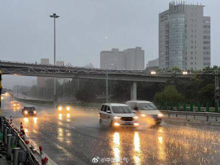 北京七区已现暴雨或大暴雨 早高峰城区及北部地区仍有明显降雨 注意出行安全!