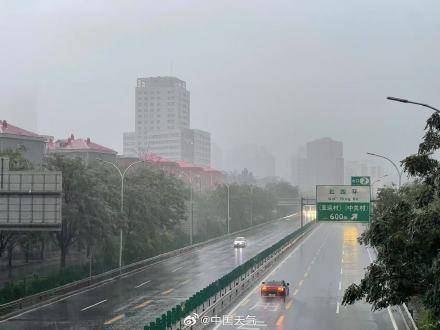 北京七区已现暴雨或大暴雨 早高峰城区及北部地区仍有明显降雨 注意出行安全!