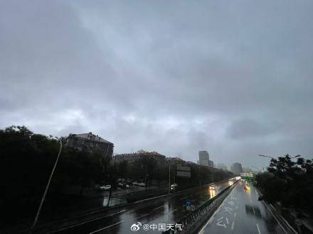 北京七区已现暴雨或大暴雨 早高峰城区及北部地区仍有明显降雨 注意出行安全!