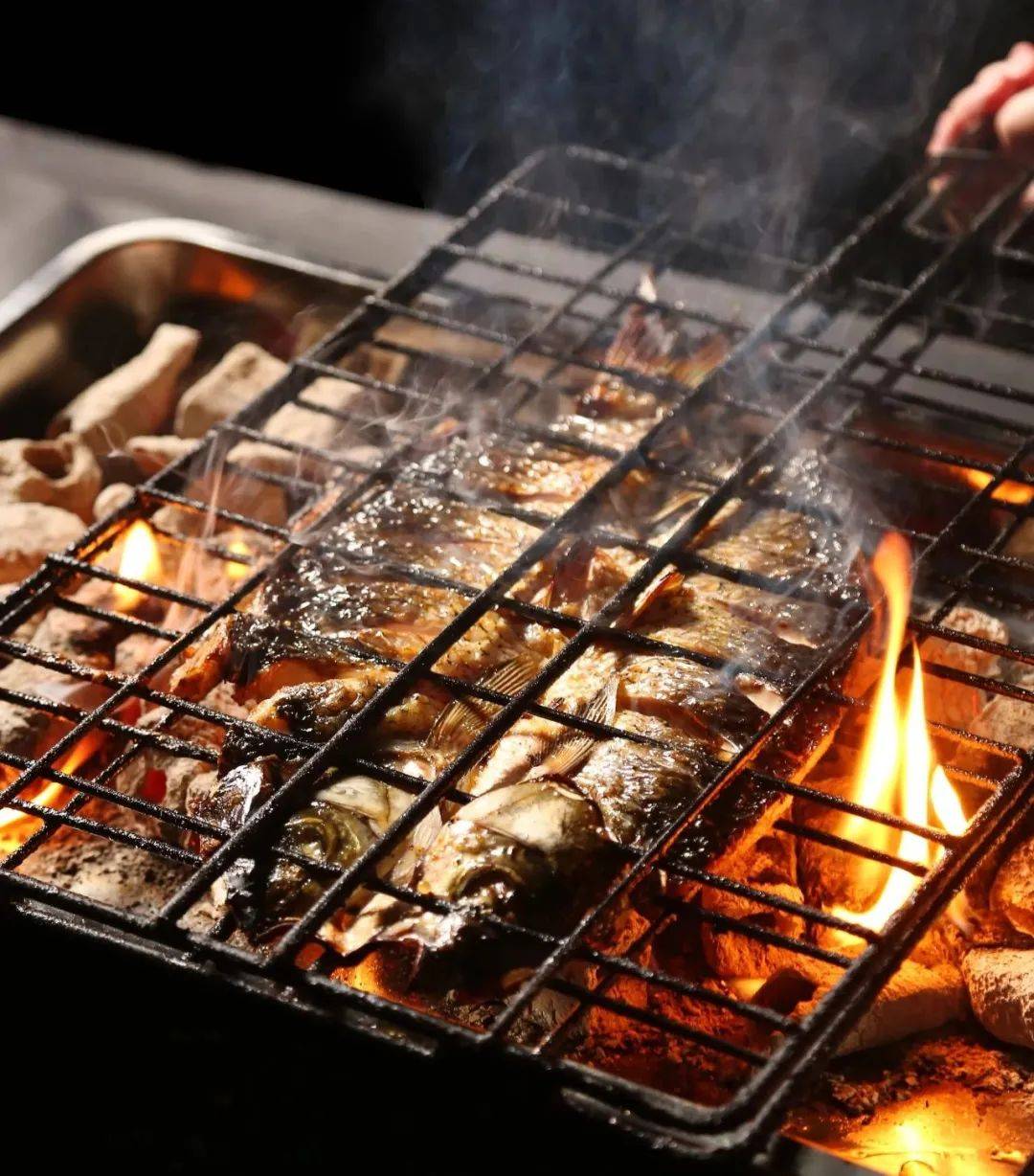 空调房里的一顿炭火烤鱼，将浙江3名女子送进医院