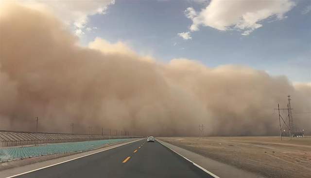 沙尘暴突袭甘肃敦煌，游客：百米高沙墙扑向公路，像是走进了末日小说