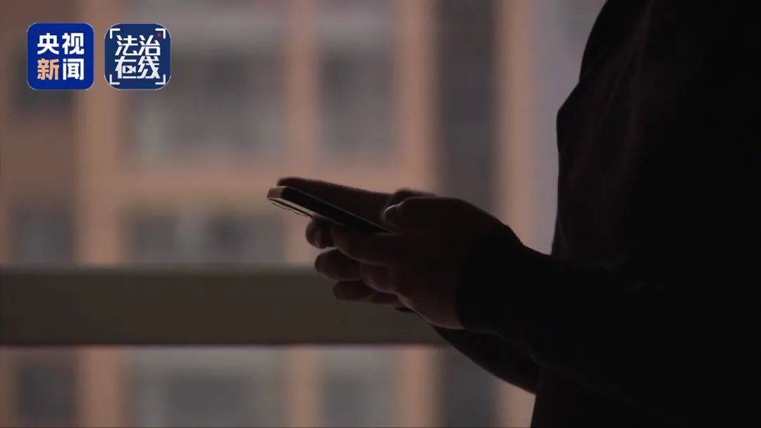 快递员长期网购手机、平板等高价产品，拒收并私吞800件赠品，“薅羊毛”获利38万元，犯诈骗罪获刑2年10个月