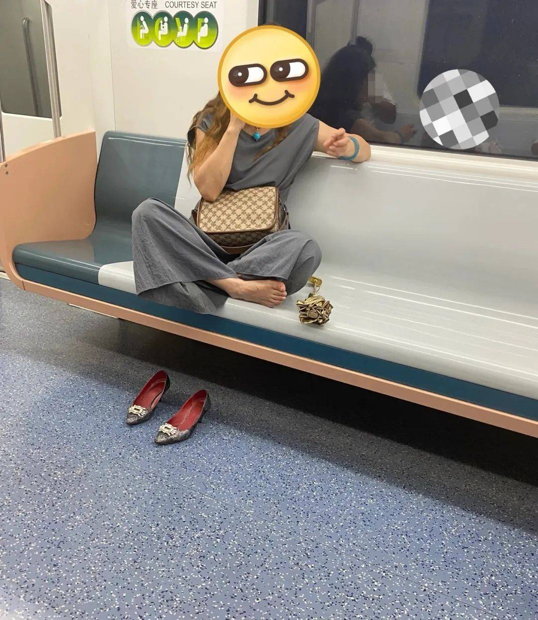 女子赤脚盘坐地铁座位，被指脚部疑似患有灰指甲！上海地铁客服回应