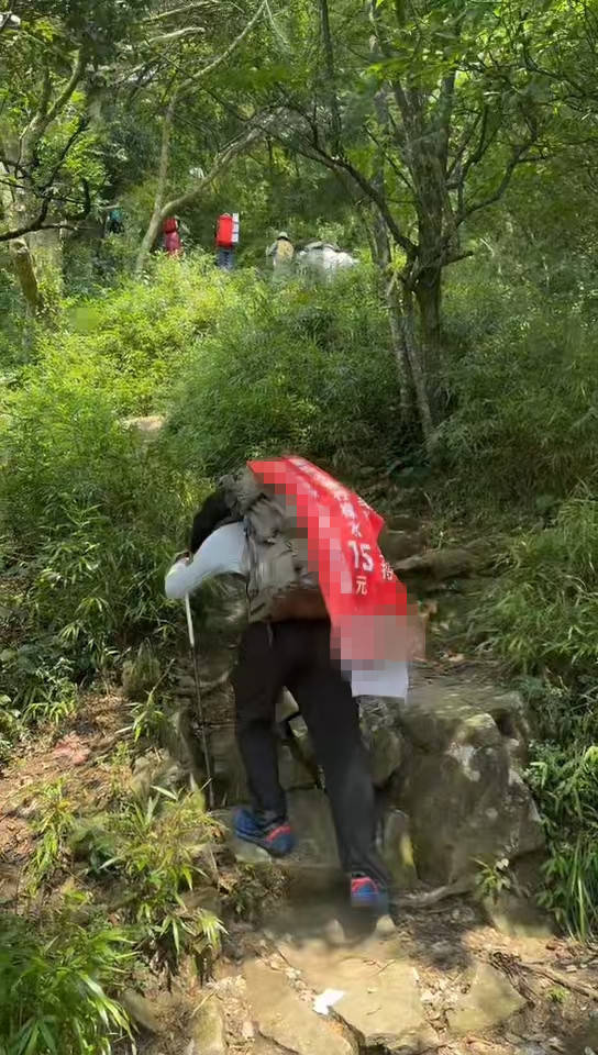 湖南一男子背40公斤蜜雪冰城上武功山售卖,当事人:收入不多纯体验,当负重训练