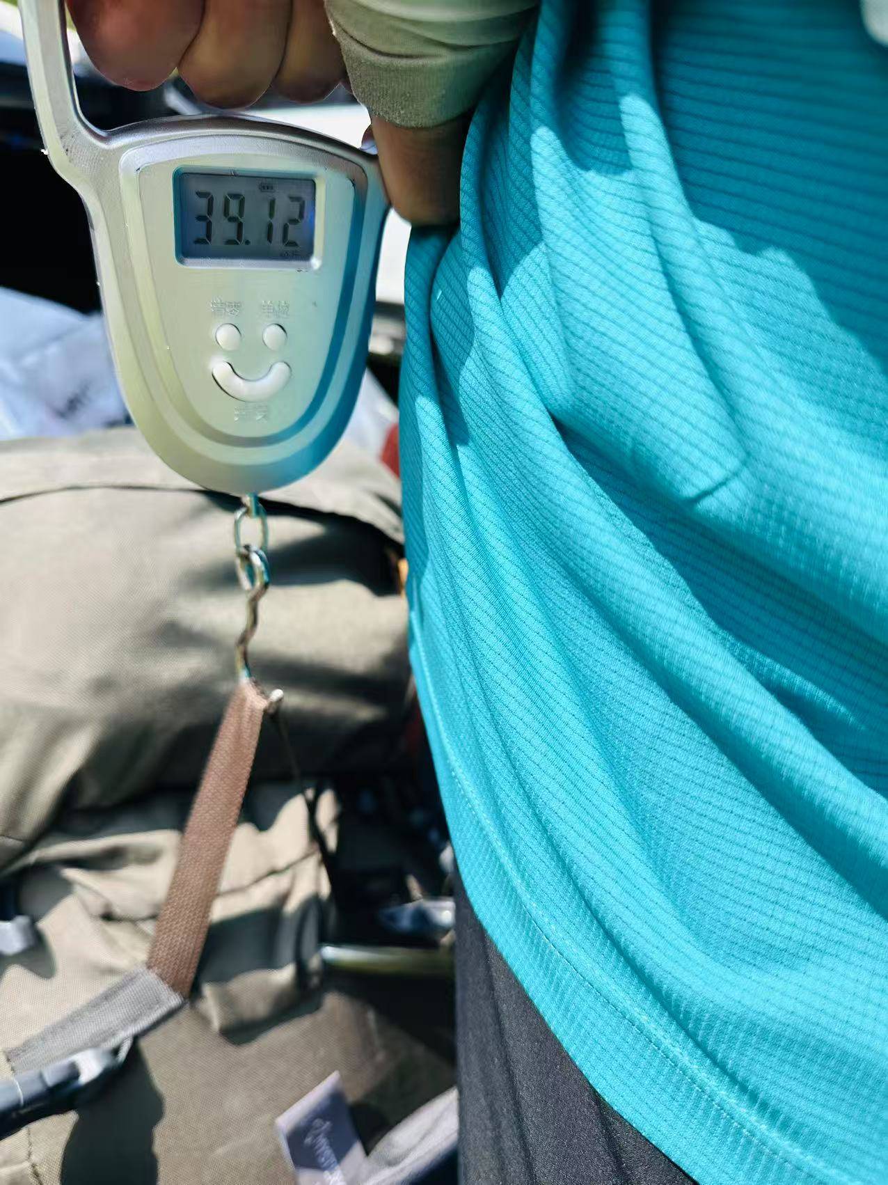 湖南一男子背40公斤蜜雪冰城上武功山售卖,当事人:收入不多纯体验,当负重训练