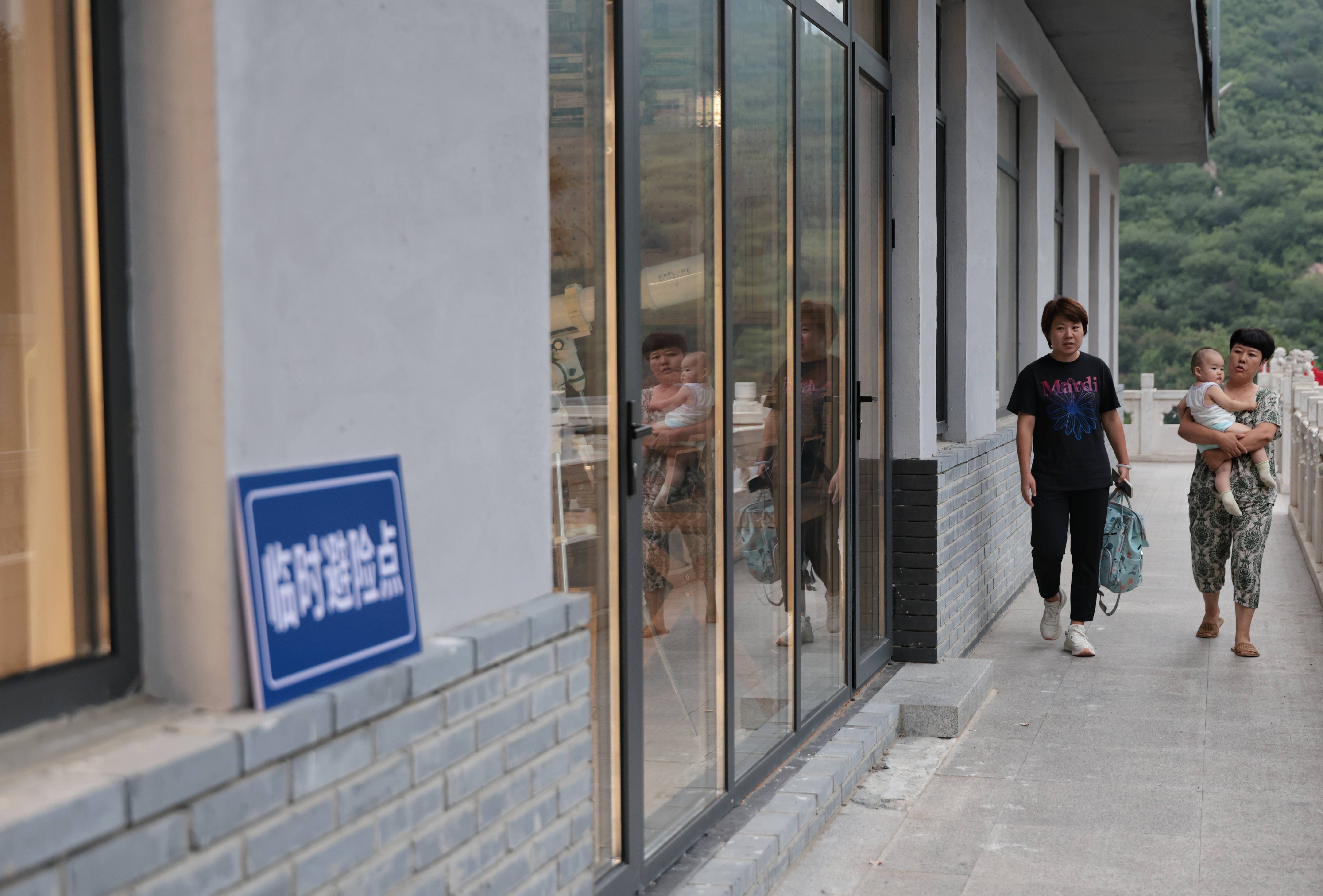 暴雨红色预警中，97岁老人住进深山里最安全的“乡村美育馆”