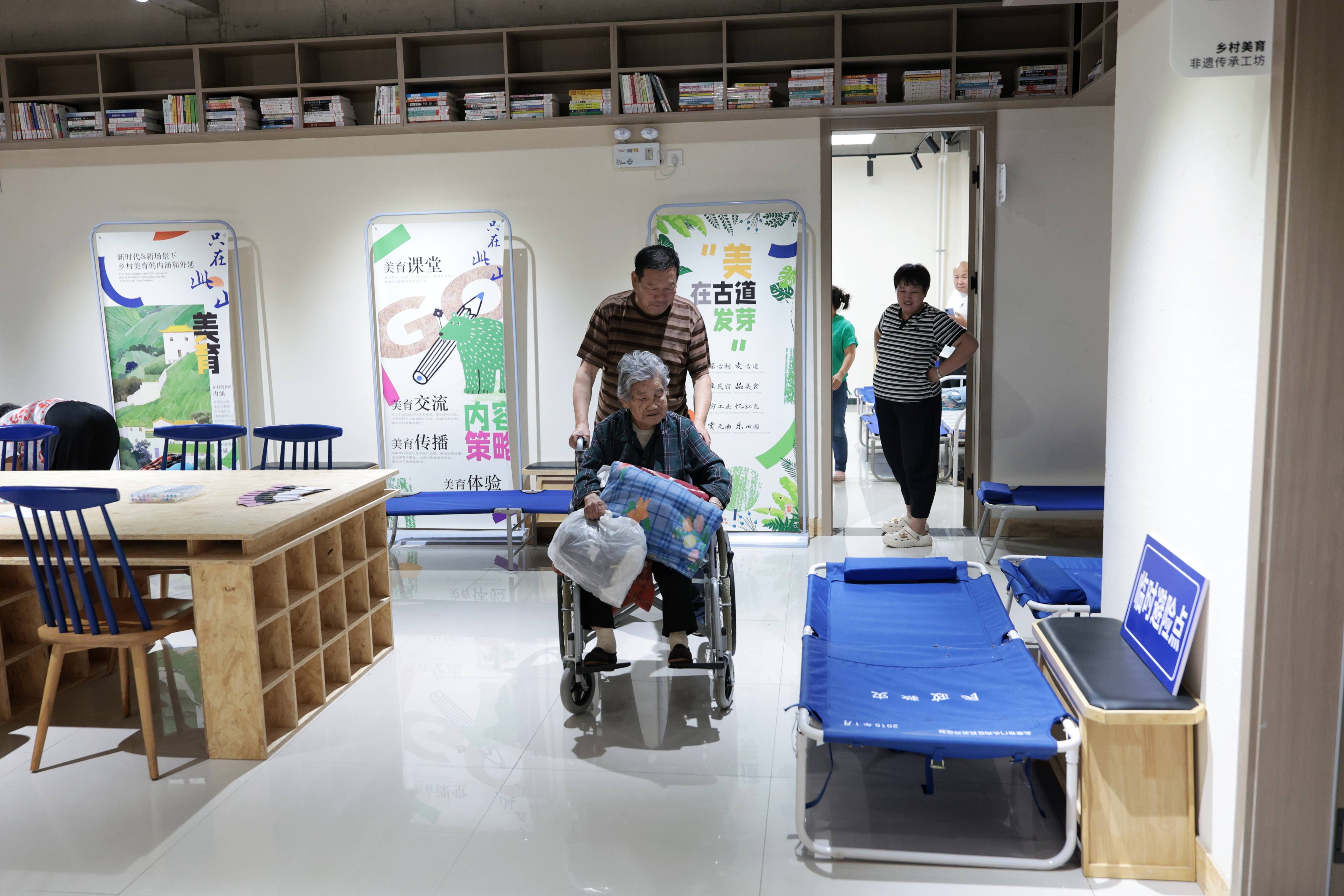 暴雨红色预警中，97岁老人住进深山里最安全的“乡村美育馆”