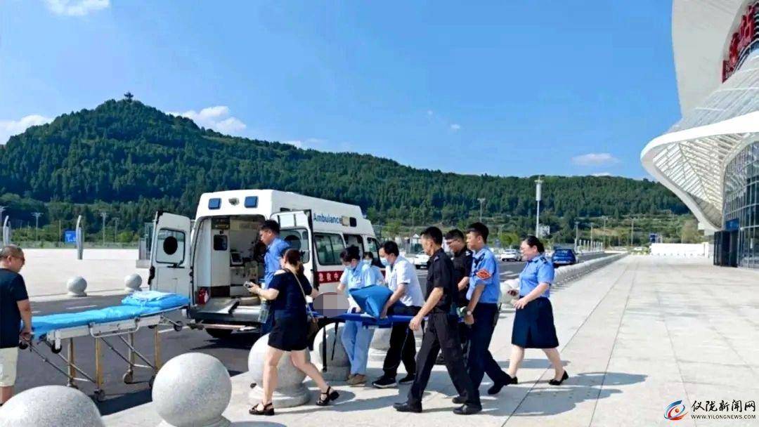 11岁男孩赶火车到成都走亲戚,晕倒在站台!工作人员:被诊断为热射病,已脱险