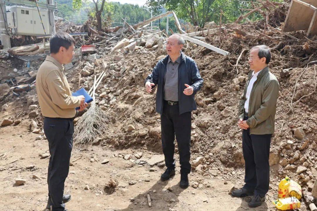 北京市委书记尹力、市长殷勇到怀柔区检查灾后恢复重建工作,看望慰问尹春燕亲属、受灾群众和抢险救灾一线工作人员