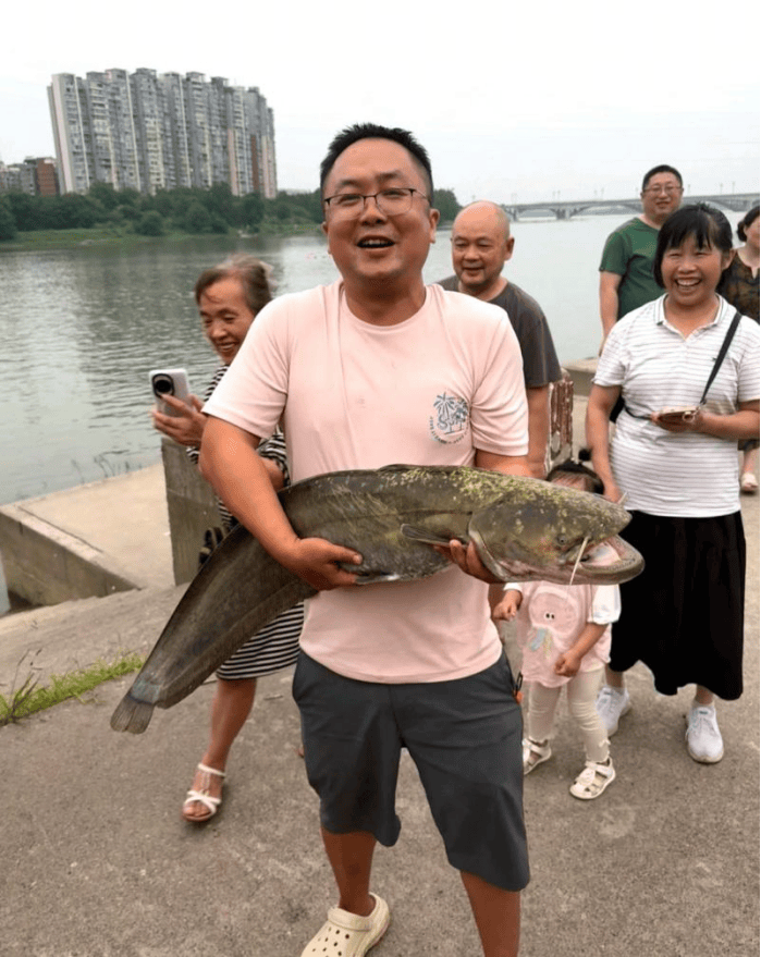 四川一男子钓1米长大鱼后放生，围观者高呼“卖给我”，回应：钓鱼是为娱乐