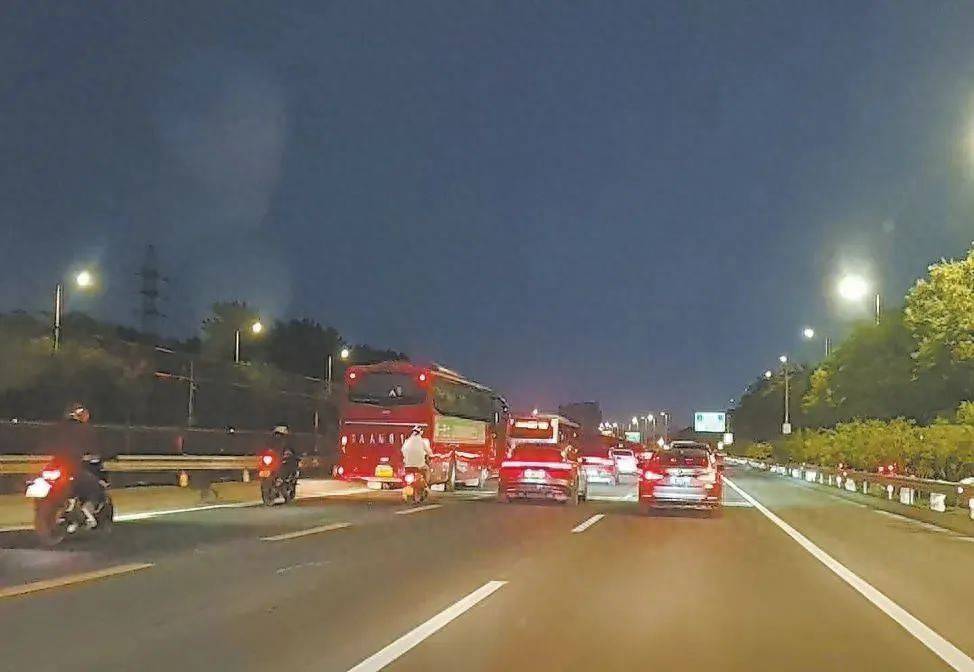 正在严查!京通快速路,半小时18辆摩托车违法行驶