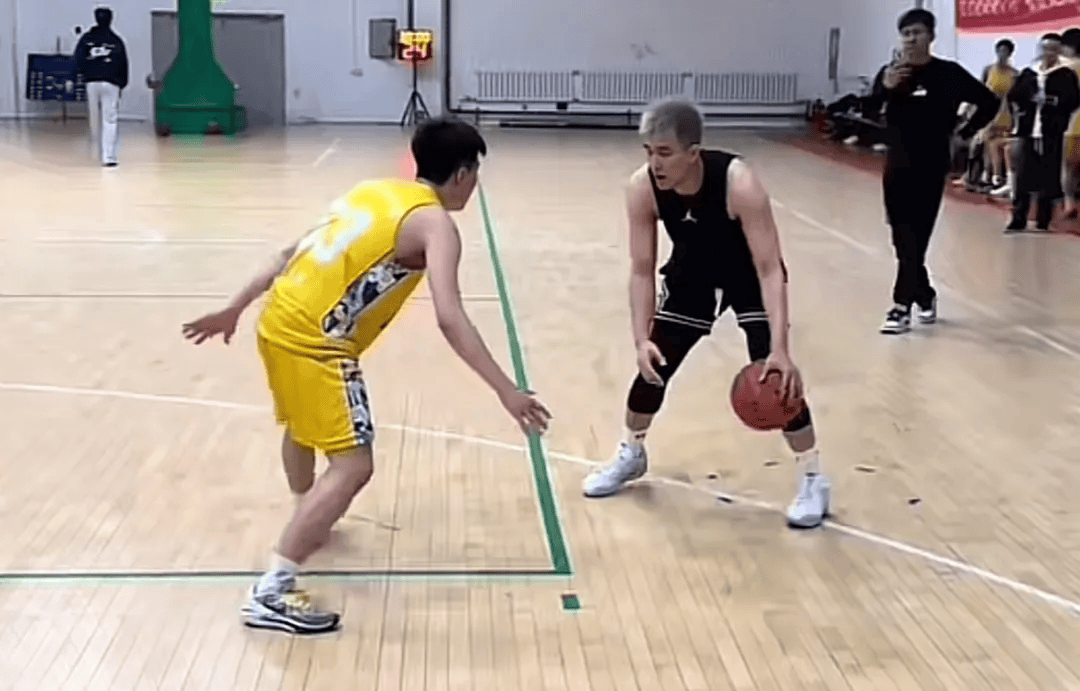 31岁郭艾伦直言想回国家队，但应该没什么机会了，此前眼睛被队友误伤，缝了40多针