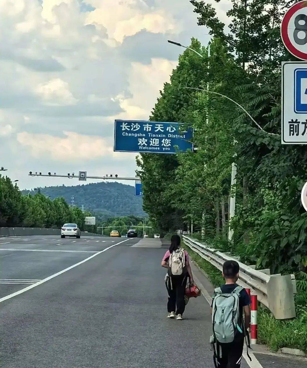 全程历时31天！41岁男子带两娃从深圳徒步回长沙：孩子从小没吃过苦，想锻炼一下